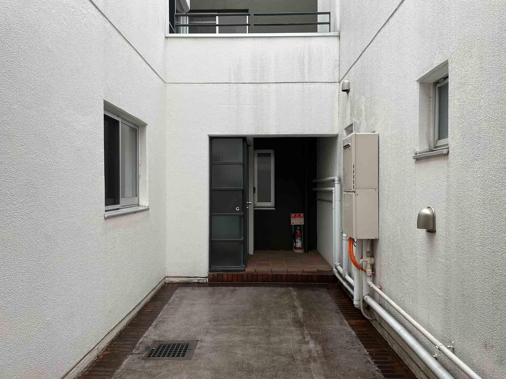 武蔵野市中町の賃貸物件/玄関手前のポーチには自転車やバイクを置くことができます