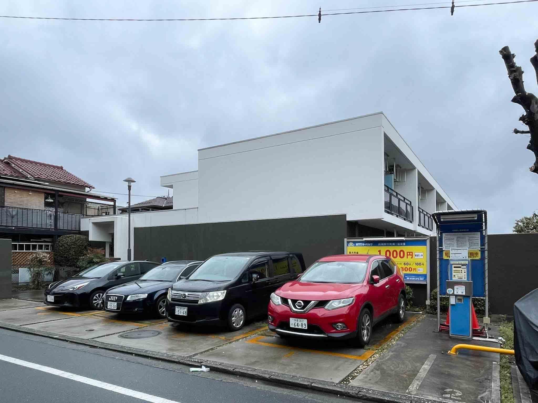 武蔵野市中町の賃貸物件/外観を南側から。手前はコインパーキングです