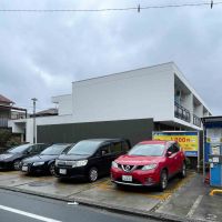 武蔵野市中町の賃貸物件/外観を南側から。手前はコインパーキングです
