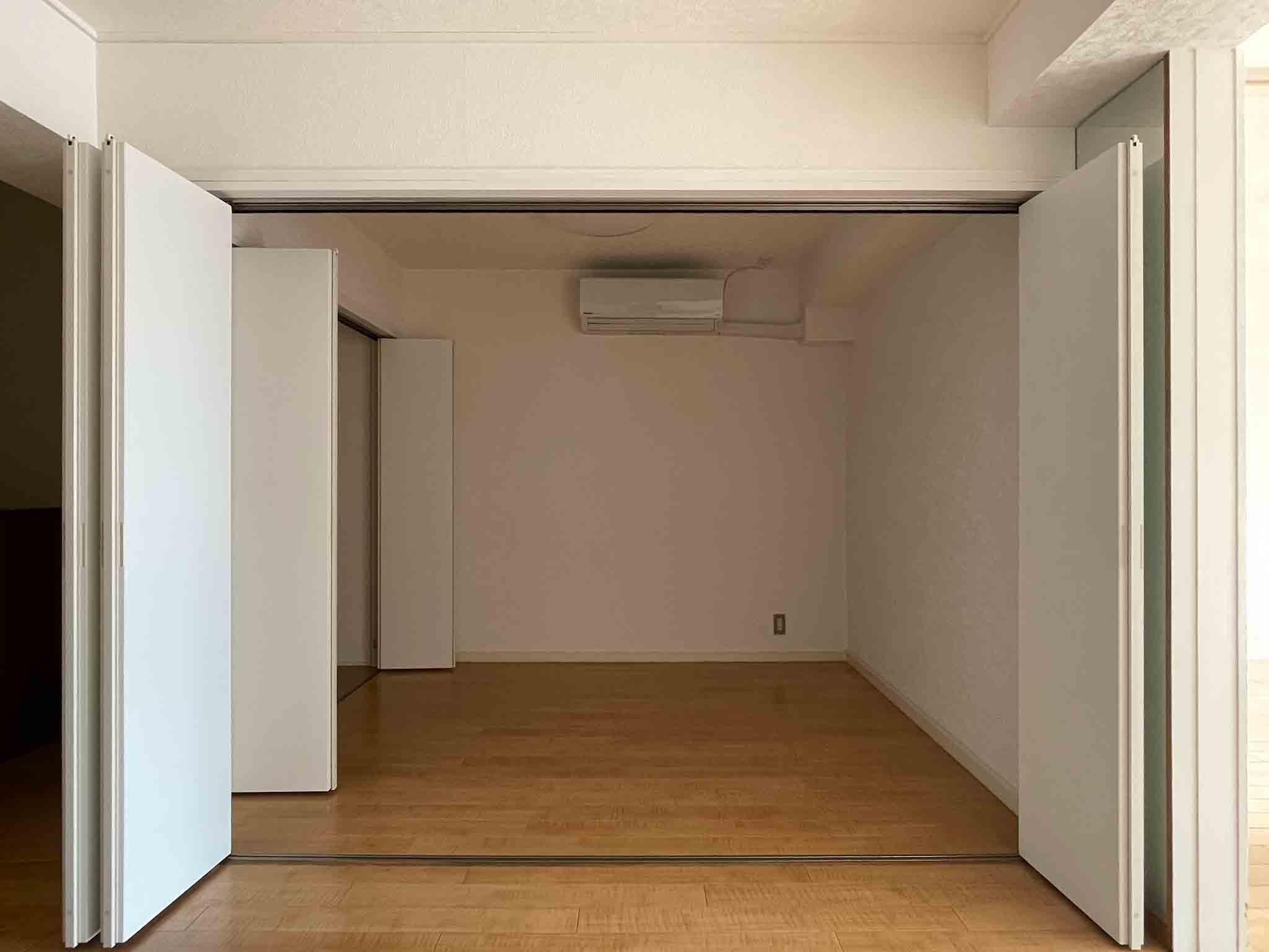 杉並区桃井の賃貸物件/キッチンの背面にもう1部屋。折れ戸を開けっぱなしにして繋げて使うのもアリかと