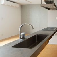 大田区北千束の賃貸物件/ミニマルなステンレスキッチン。IHコンロ2口