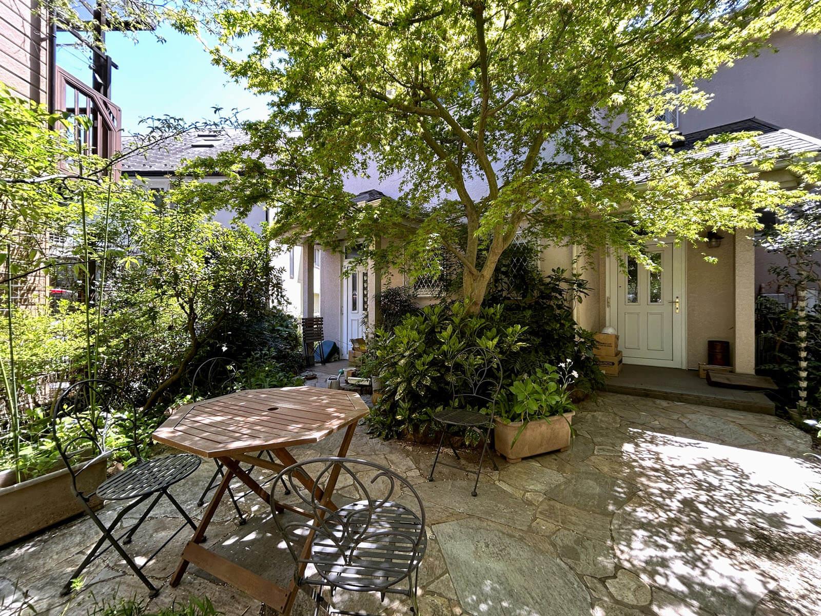 三鷹市井の頭の賃貸物件/大家さんの家とアパートの間に木陰の憩い場所、お茶を淹れて読書なんかぴったりです