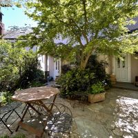 三鷹市井の頭の賃貸物件/大家さんの家とアパートの間に木陰の憩い場所、お茶を淹れて読書なんかぴったりです