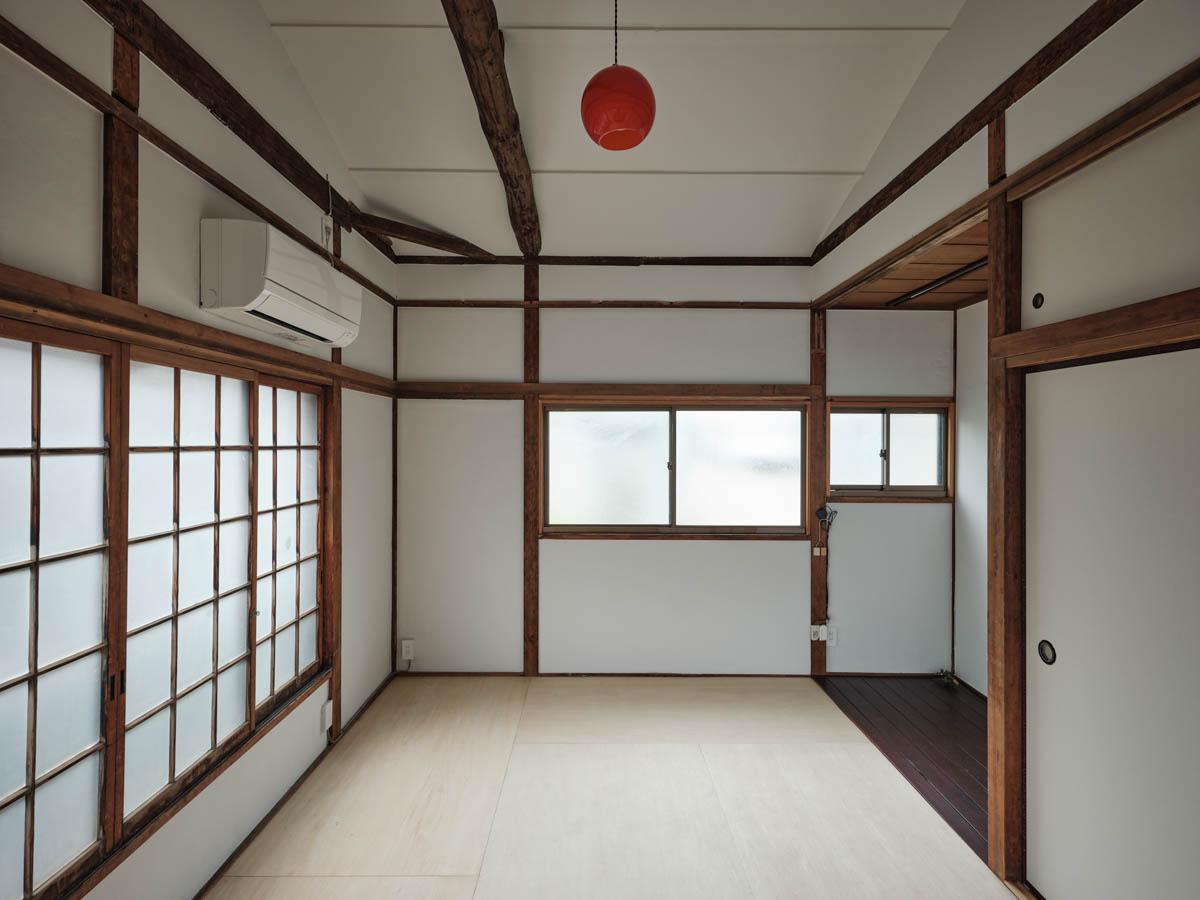 品川区西五反田の賃貸物件/2階に洋室が2つ。味わい深い木製建具や梁柱を残し、壁は白く塗装。床にはシナ合板が敷いてあります