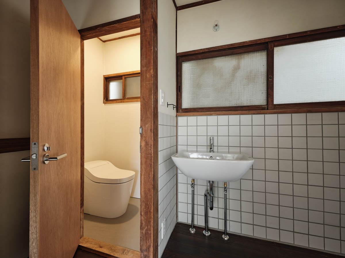 品川区西五反田の賃貸物件/2階の廊下に、トイレ洗面。ぜいたくにもトイレ洗面は1階にもあります