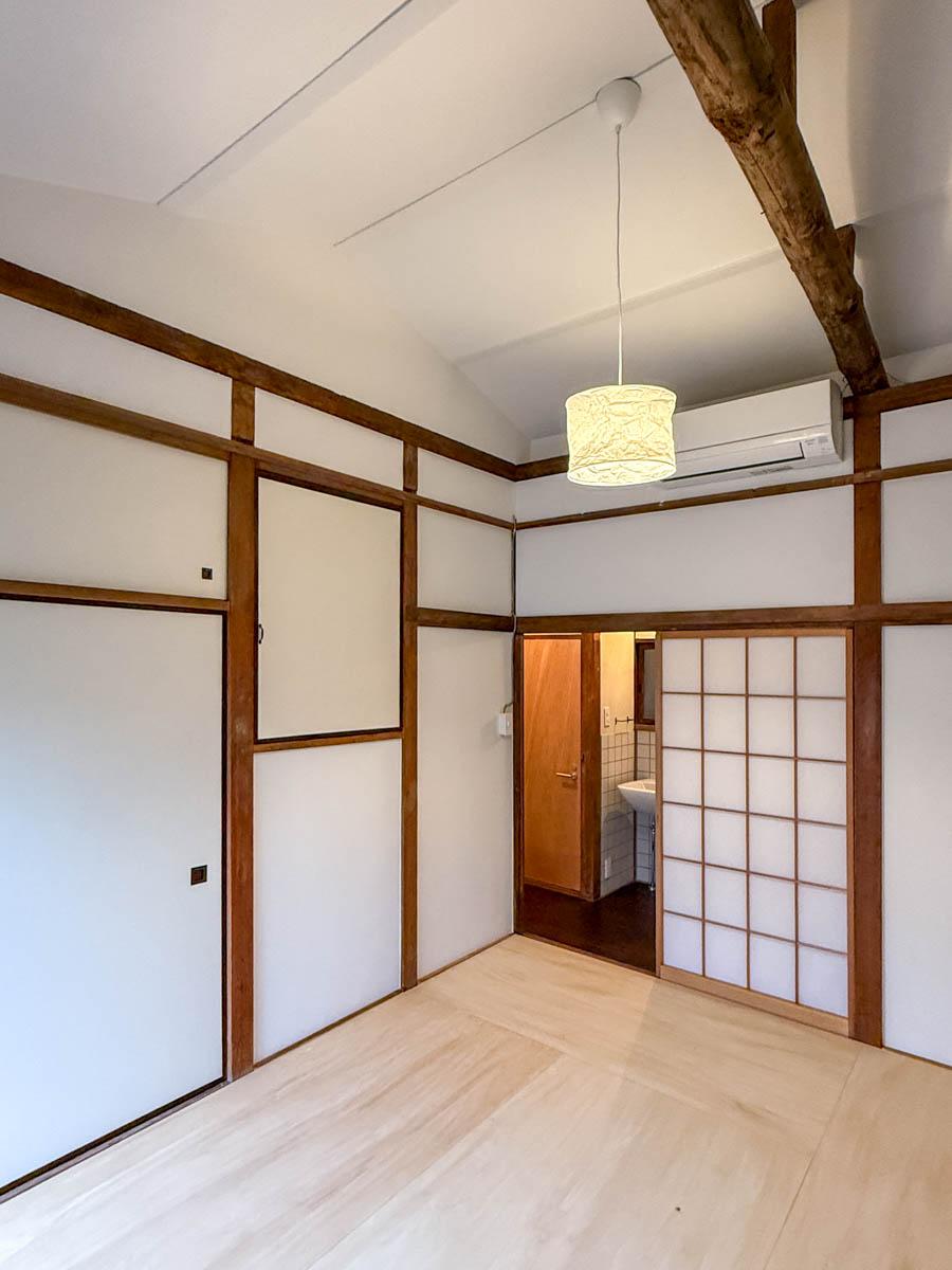 品川区西五反田の賃貸物件/天井が屋根まで上げられ、高いところで3.2mほど。普通の6畳間とは異なる開放感があります