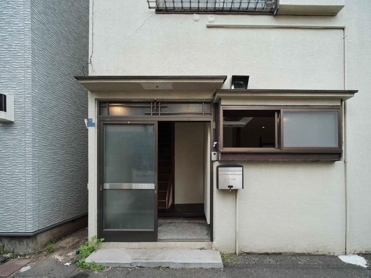 品川区西五反田の賃貸物件/引き戸の玄関がレトロ