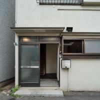 品川区西五反田の賃貸物件/引き戸の玄関がレトロ