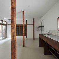 品川区西五反田の賃貸物件/リビング。木の柱はありますが、家具レイアウトはしやすいバランスです