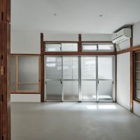 品川区西五反田の賃貸物件/周囲は建物に囲まれ、1階の日当たりはかすかに、という感じ。西側の窓は雨戸が開かないので締め切った状態です