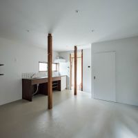 品川区西五反田の賃貸物件/リビングを別のアングルで。床はグレーのPタイル。壁は白く塗装しています