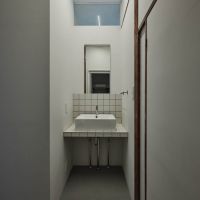 品川区西五反田の賃貸物件/1階洗面。この空間、天井が約2.6mと少し高めでユニークなバランスがかっこいい