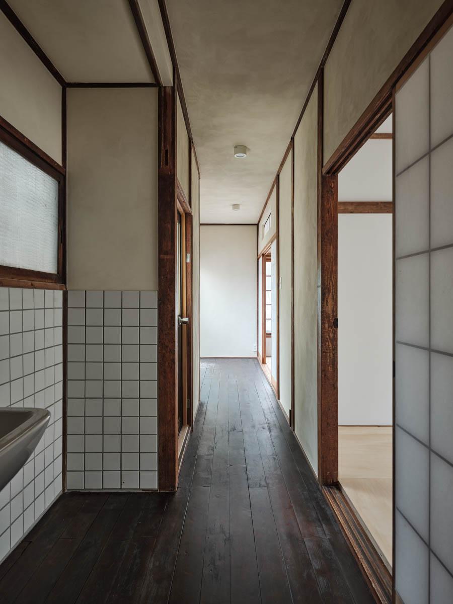 品川区西五反田の賃貸物件/階段を上がって廊下。縁側のように部屋を繋ぎます