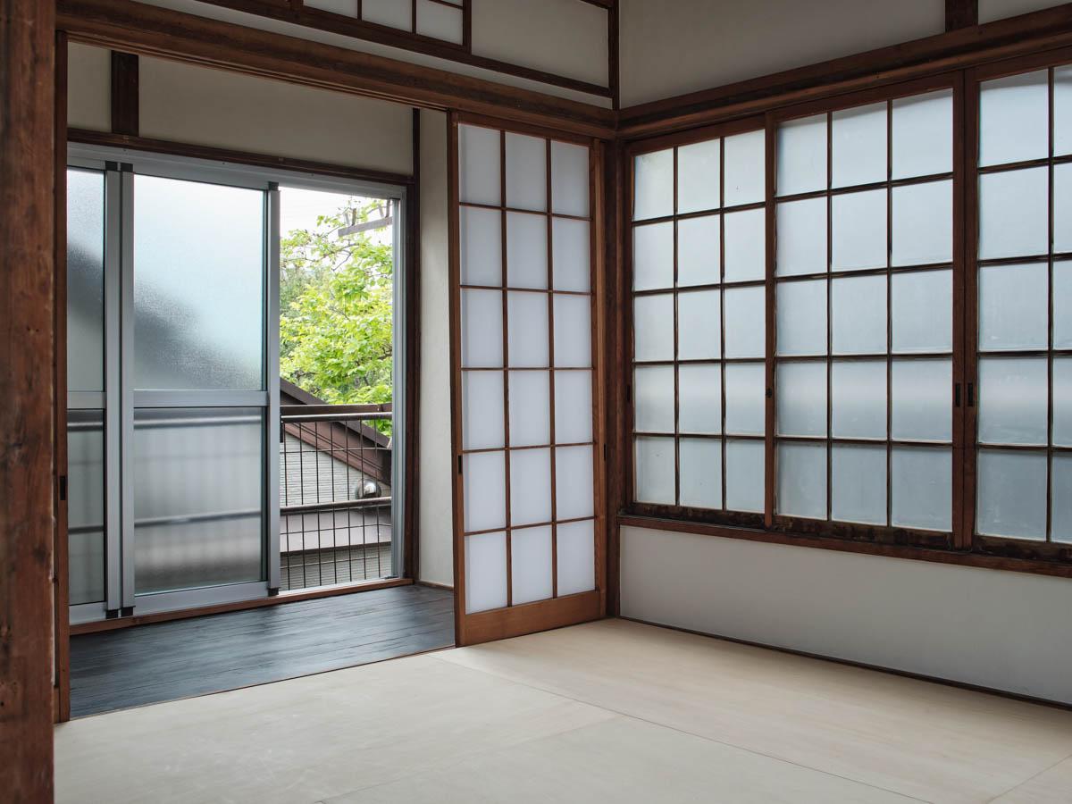 品川区西五反田の賃貸物件/西側の洋室。廊下との間が障子なのが古い日本家屋らしい雰囲気。窓先、南側は少しだけ抜けていて、この角は光が入ります