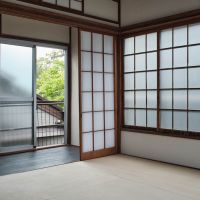品川区西五反田の賃貸物件/西側の洋室。廊下との間が障子なのが古い日本家屋らしい雰囲気。窓先、南側は少しだけ抜けていて、この角は光が入ります