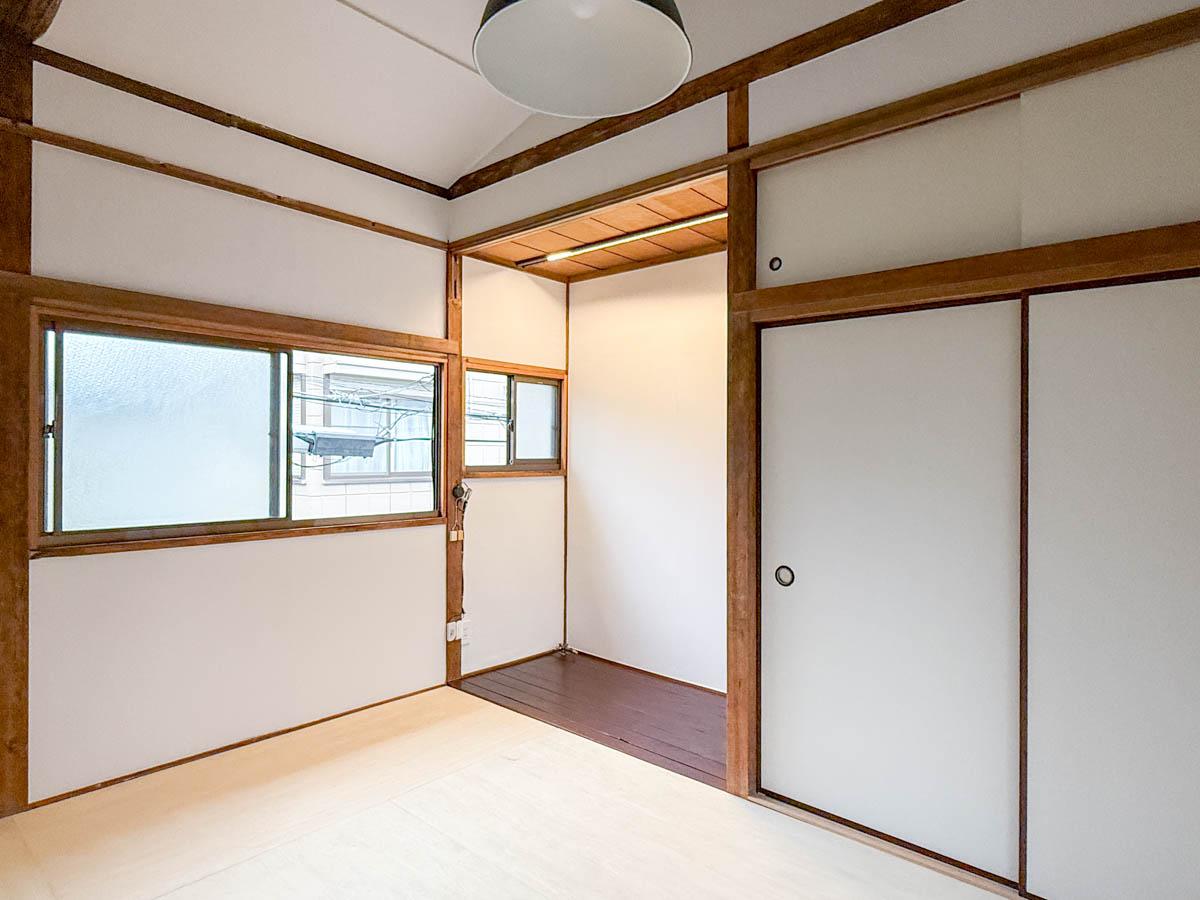 品川区西五反田の賃貸物件/反対のアングル。板の間に繊細なライトを仕込んだ感じがネオ感あって好き