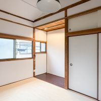 品川区西五反田の賃貸物件/反対のアングル。板の間に繊細なライトを仕込んだ感じがネオ感あって好き