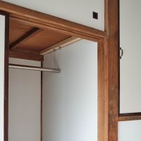 品川区西五反田の賃貸物件/2階の洋室の押入収納は、洋服がかけられるようにハンガーパイプが吊るされています。またその吊し方がかっこいい