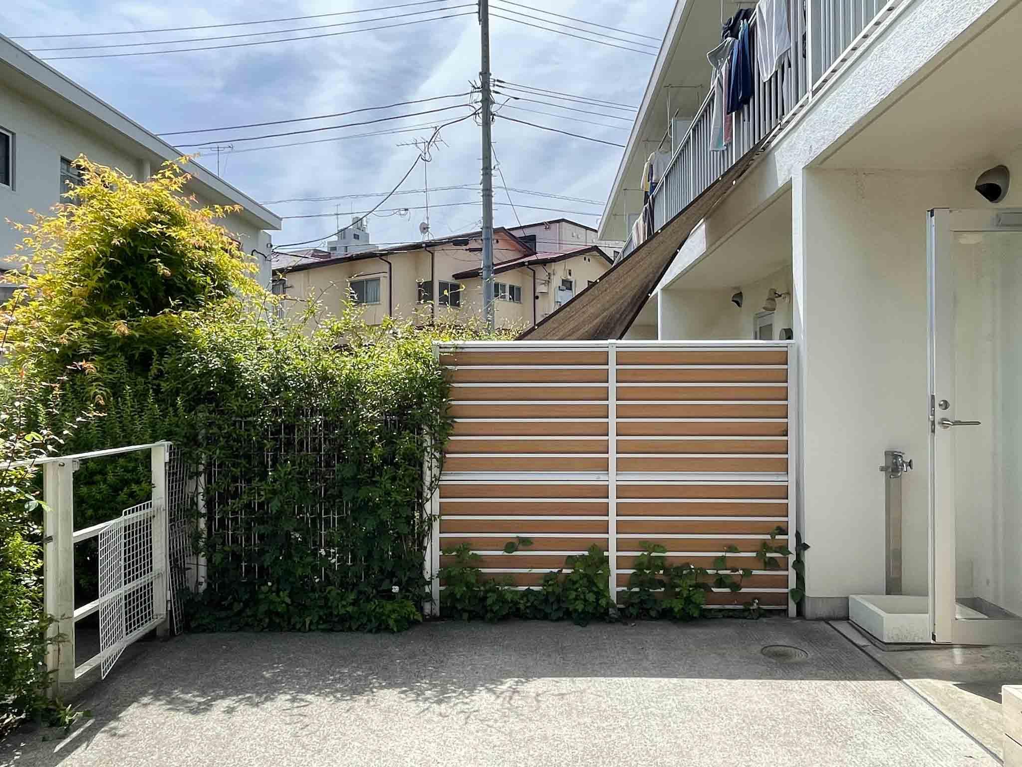 北区中里の賃貸物件/他の区画も同様にテラスが並んでいます