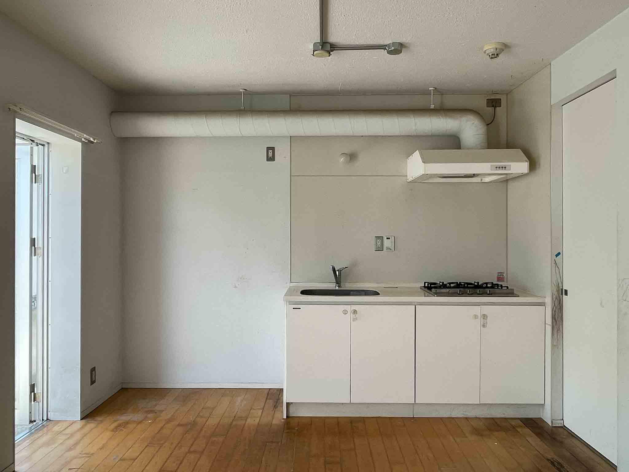 北区中里の賃貸物件/キッチンの左側に冷蔵庫や調理家電を並べられるつくり