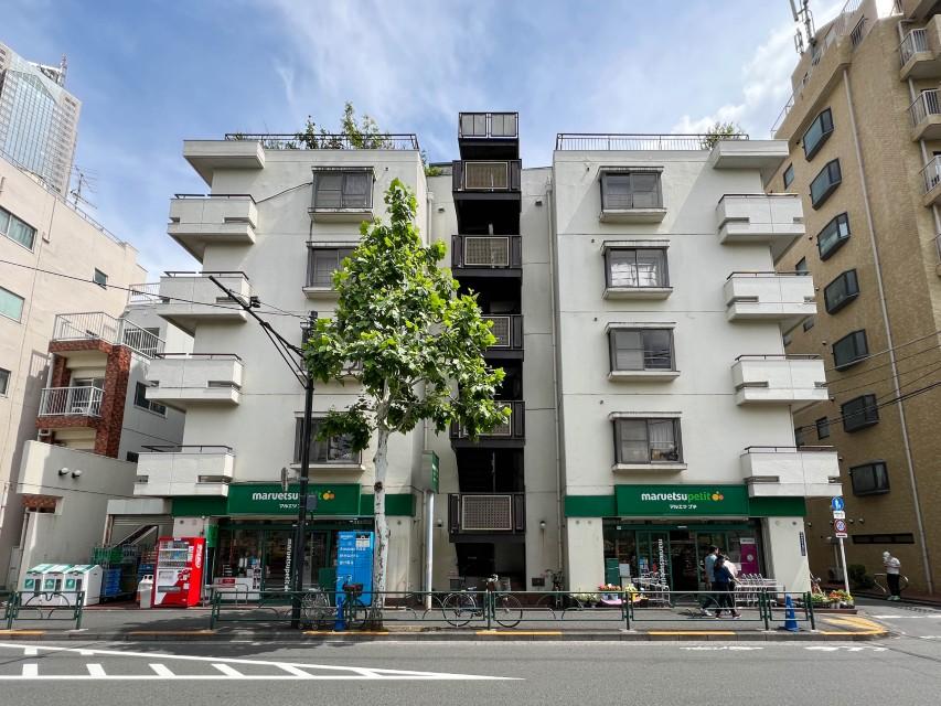 新宿区西新宿の賃貸物件/外観。1Fにスーパーのマルエツがあるのでとっても便利
