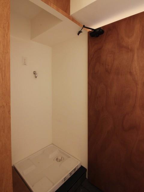 新宿区西新宿の賃貸物件/生活感が出やすい洗濯機置き場は玄関に隠れています