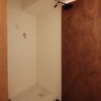 新宿区西新宿の賃貸物件/生活感が出やすい洗濯機置き場は玄関に隠れています