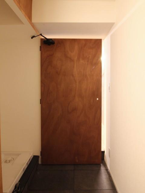 新宿区西新宿の賃貸物件/洗濯機置場のドアをあけると廊下が一時的に使えなくなるのは注意が必要です