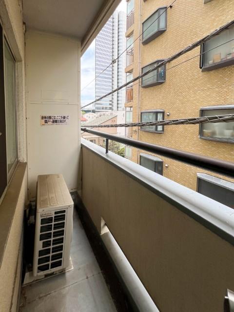 新宿区西新宿の賃貸物件/バルコニーは洗濯物を干すのでギリギリかも