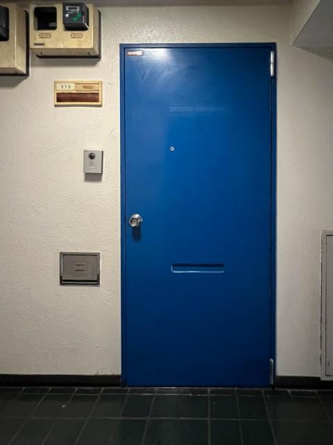 新宿区西新宿の賃貸物件/青いドアがチャーミング
