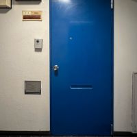 新宿区西新宿の賃貸物件/青いドアがチャーミング