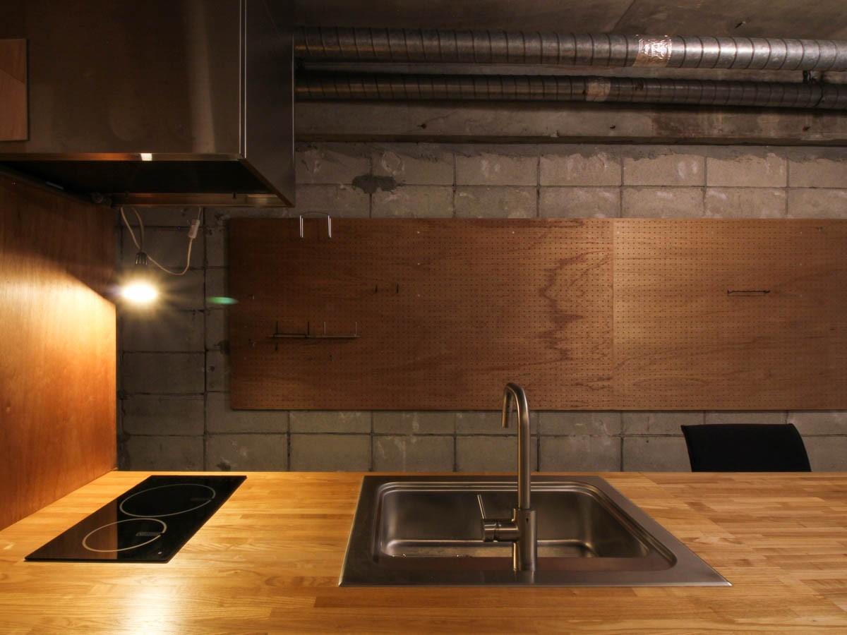 新宿区西新宿の賃貸物件/キッチンの後ろの壁には有孔ボードが取り付けられています