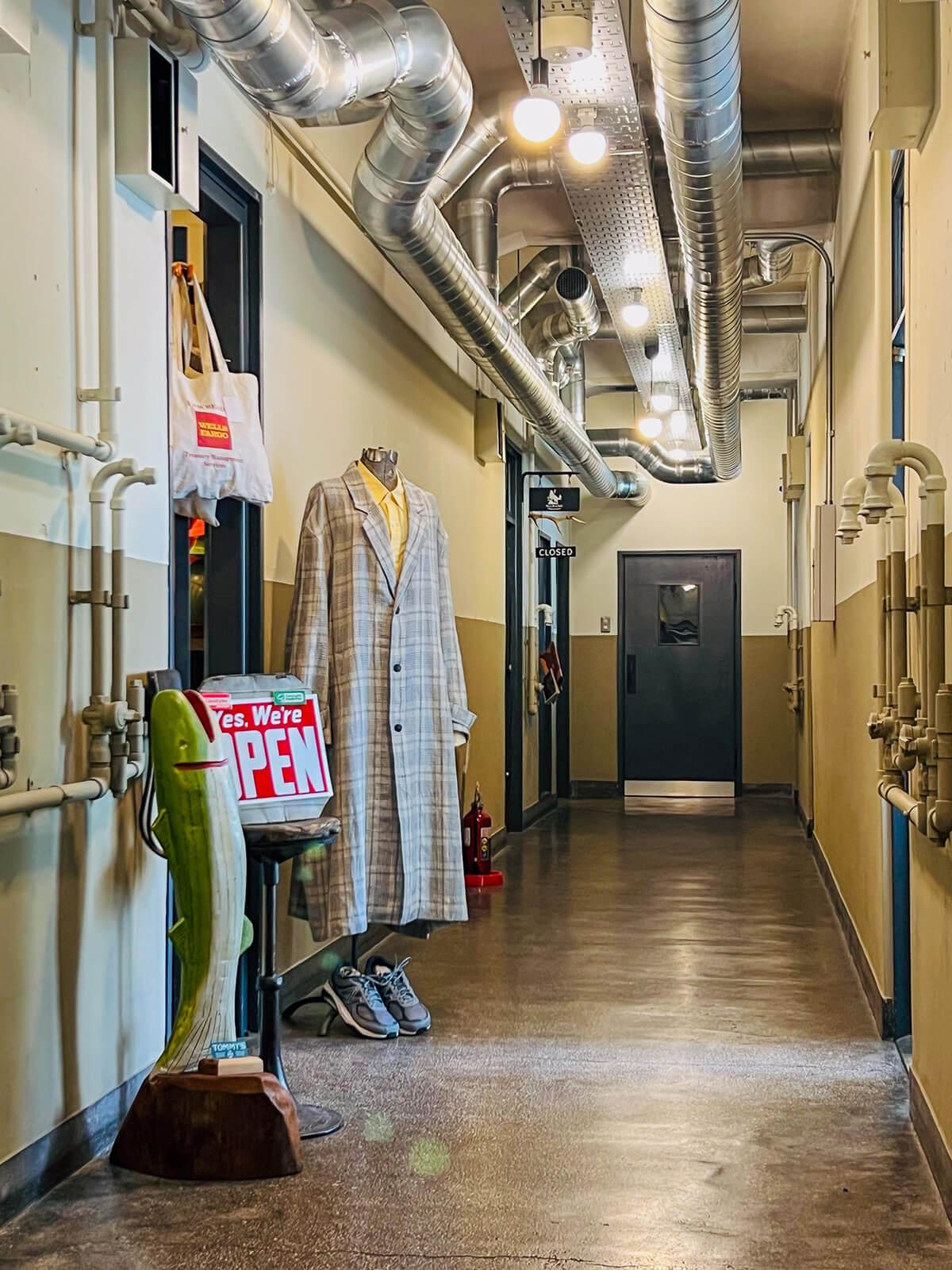 台東区蔵前の賃貸物件/2階の共用廊下。お店の看板などが出ていて、のぞいてみたくなる雰囲気があります。募集する区画は写真奥です