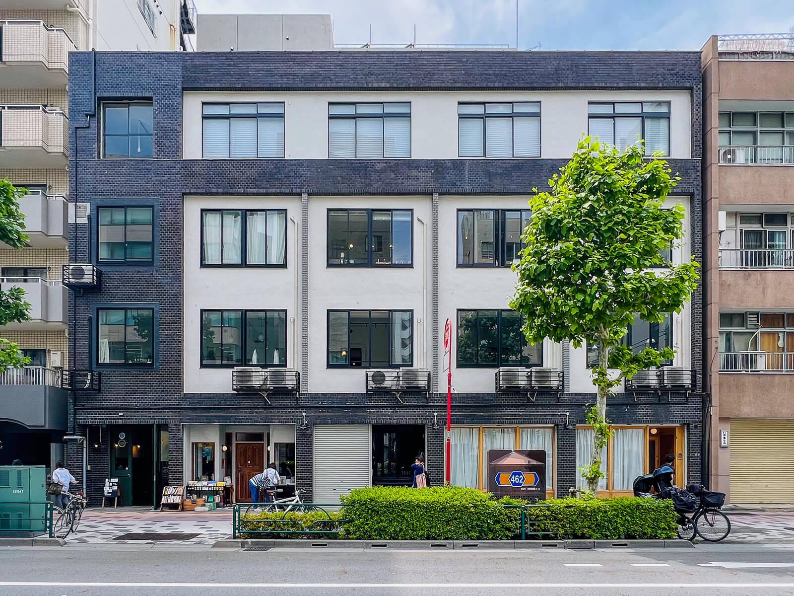 台東区蔵前の賃貸物件/白と濃紺の外観が印象的なレトロなビルです