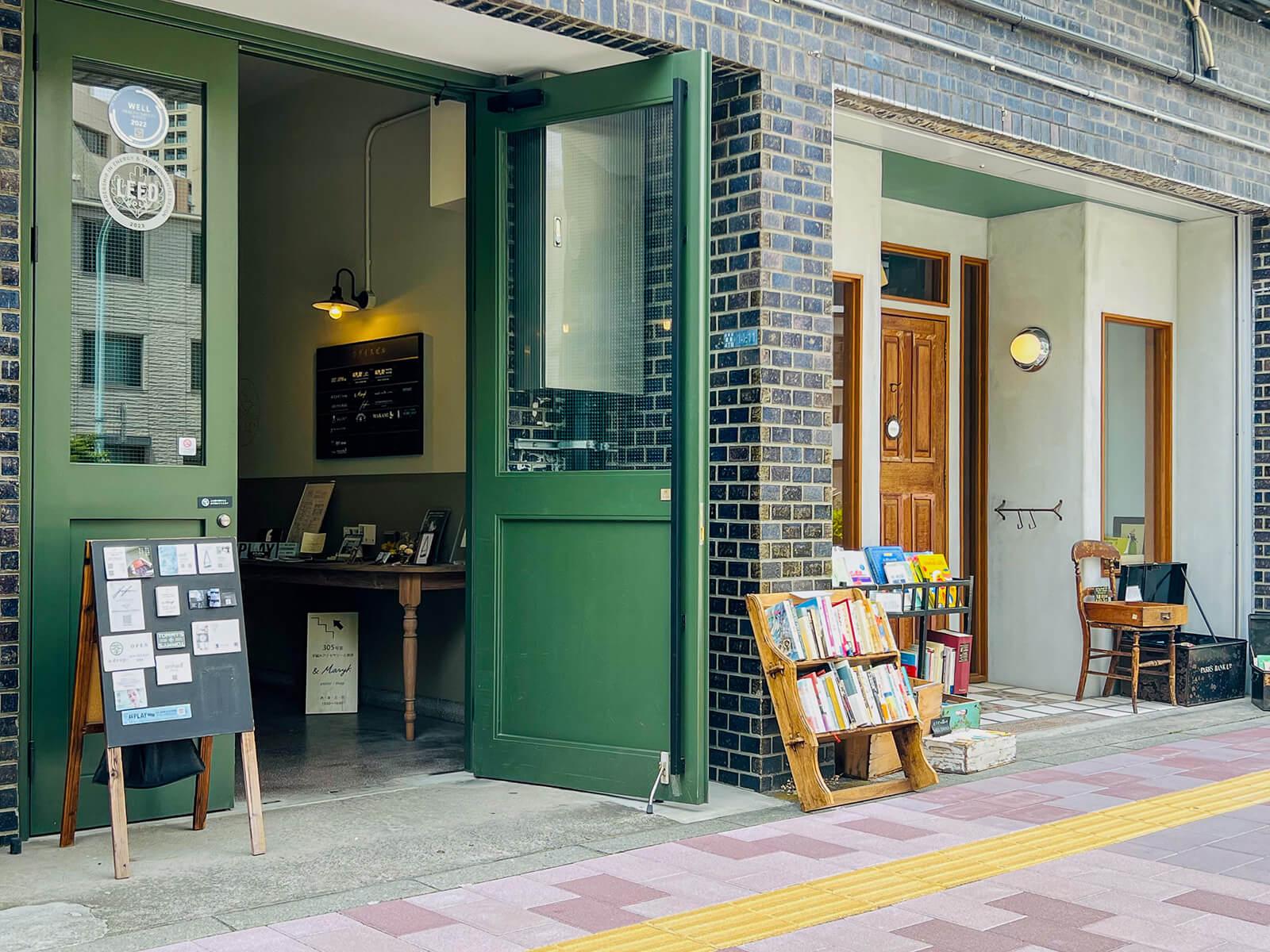 台東区蔵前の賃貸物件/うぐいす色のエントランスが特徴です