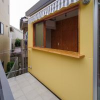 板橋区大谷口上町の賃貸物件/03号室：外のカウンター部分はこんな感じ(スツールなどを置いて客席をつくれます)