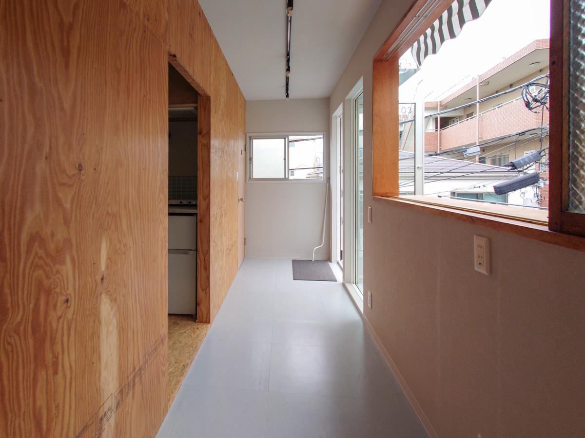 板橋区大谷口上町の賃貸物件/03号室：2階正面のお部屋。窓が大きく開き、窓枠はカウンターとして使えます