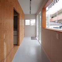 板橋区大谷口上町の賃貸物件/03号室：2階正面のお部屋。窓が大きく開き、窓枠はカウンターとして使えます