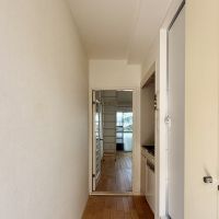 横浜市中区山手町の賃貸物件/廊下部分にキッチンとユニットバスがあります