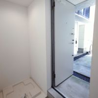 板橋区稲荷台の賃貸物件/玄関を開けてすぐに洗濯機置き場があります