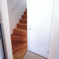 板橋区稲荷台の賃貸物件/1階：洗濯機置き場の隣に、浴室やトイレの扉があります