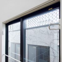 板橋区稲荷台の賃貸物件/洗濯物は2階と3階にこのような金具があるので、ここに洗濯物干し竿をとりつけて干していただく形になります。（竿は入居者ご自身でご用意いただく必要あり）
