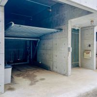 中野区南台の賃貸物件/ガレージには電動リフトが。ガレージの最大天高は約3.2mなので、車高のある車も駐車可能です