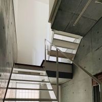 中野区南台の賃貸物件/1階から2階へは鉄骨階段で