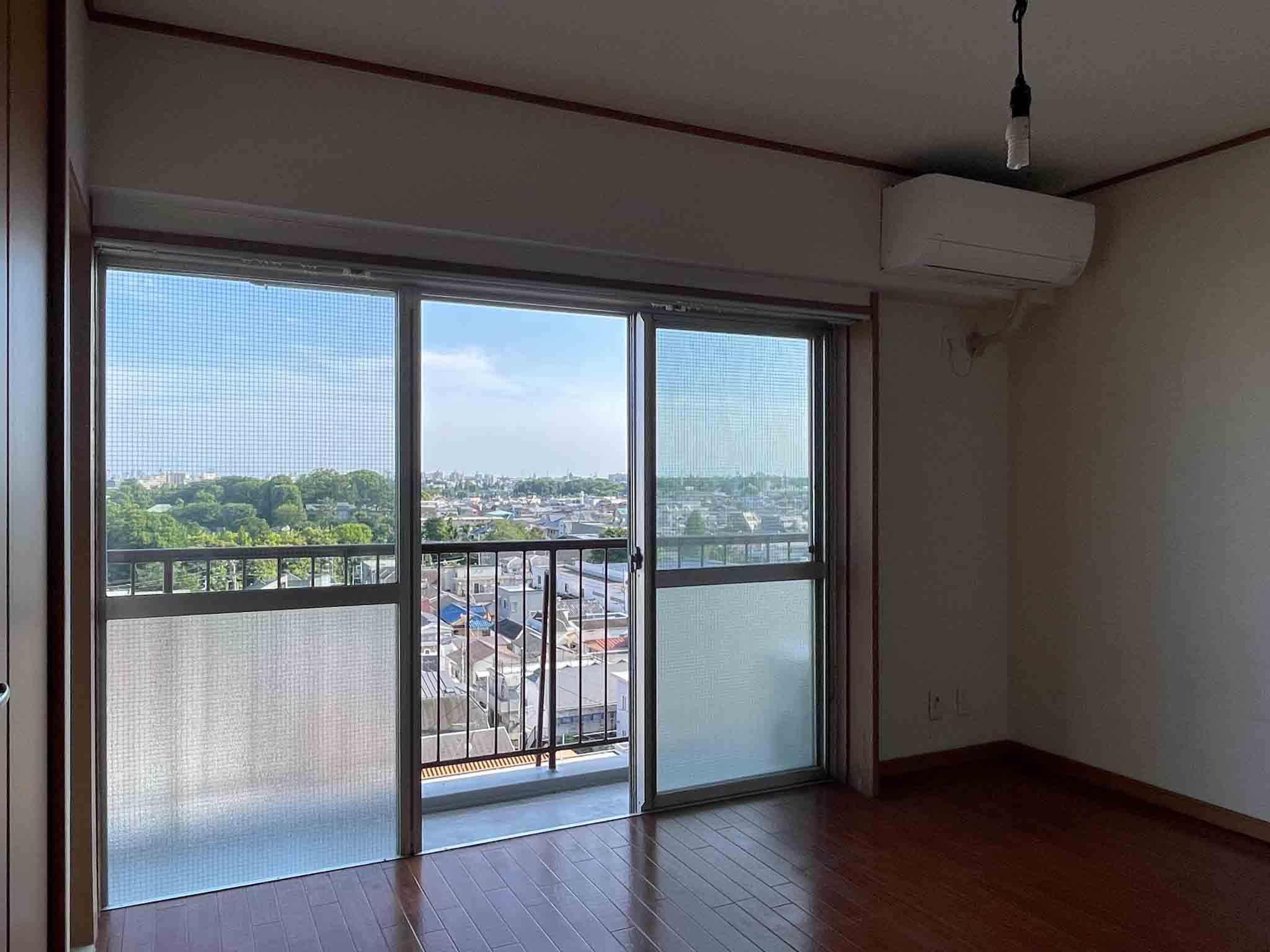 杉並区梅里の賃貸物件/南側洋室：3枚の窓で日当たり良好。エアコンのこの部屋の1基のみです