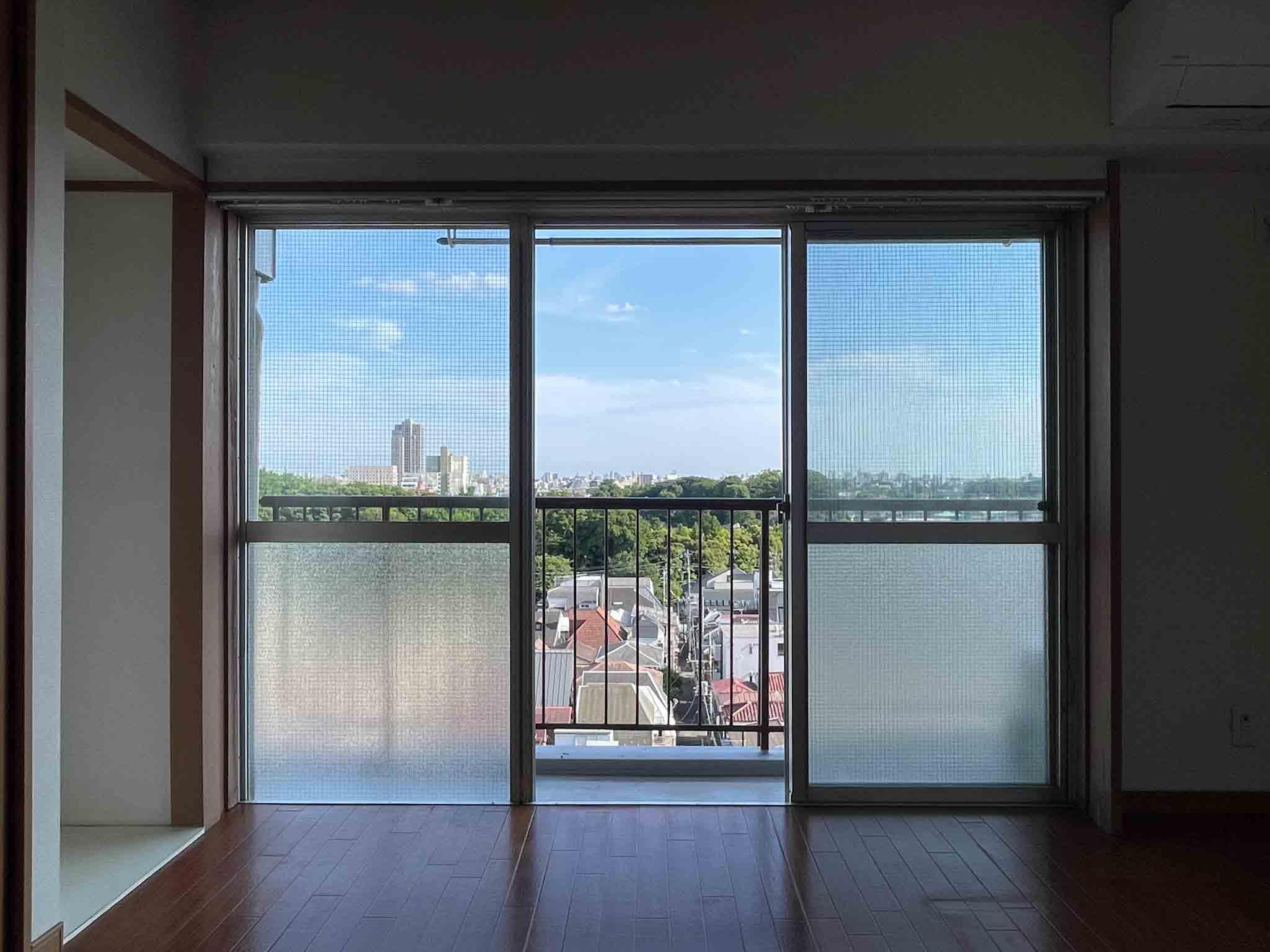 杉並区梅里の賃貸物件/この通り、部屋の中からしっかりと青空が見えます