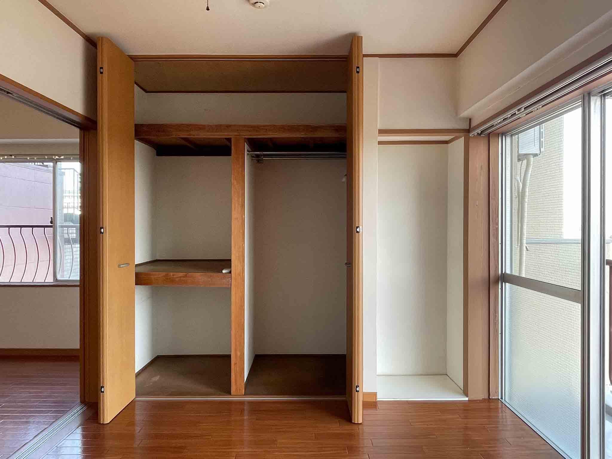 杉並区梅里の賃貸物件/南側洋室：収納はここのみ。2人分はちょっとキツいかも...