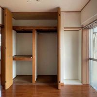 杉並区梅里の賃貸物件/南側洋室：収納はここのみ。2人分はちょっとキツいかも...