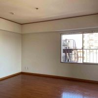 杉並区梅里の賃貸物件/リビングには東側にも窓があることで開放感があります