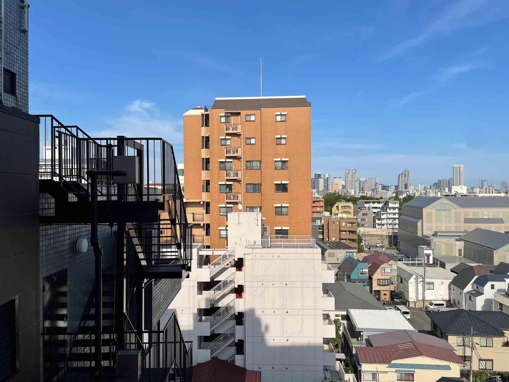 杉並区梅里の賃貸物件/リビング東側の窓からの景色。こちらも抜けている